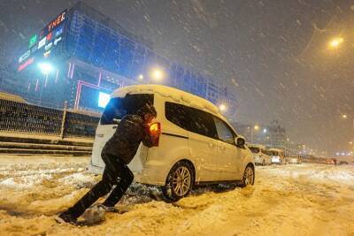 Уральские туристы уже сутки не могут вылететь из Стамбула из-за сильного снегопада