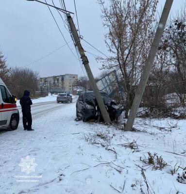 ДТП в Лисичанске: водитель заснул за рулем и врезался в столб