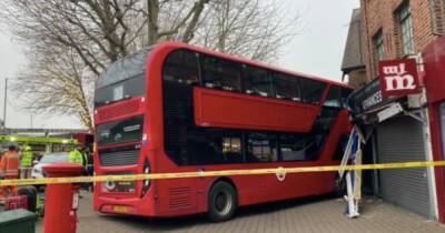 Двухэтажный автобус врезался в здание в Лондоне