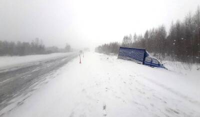 На трассе Тюмень – Ханты-Мансийск грузовик вылетел в кювет из-за снегопада