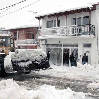 В Афинах эвакуируют водителей автомобилей, застрявших в снегу