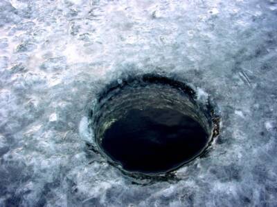 В Ленобласти спасатели продолжают поиски провалившегося под лед мальчика