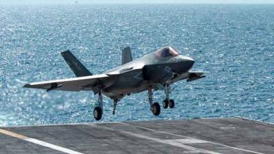 Истребитель ВВС США F-35C Lightning II протаранил палубу авианосца USS Carl Vinson