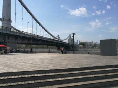 Мужчина залез на опору Крымского моста, движение транспорта перекрыто (видео)