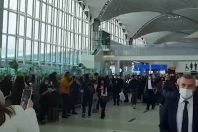 Россияне в аэропорту Стамбула устроили акцию протеста