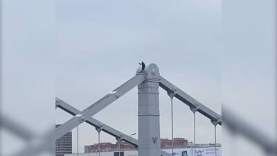 Мужчина взобрался на верхушку Крымского моста (видео)