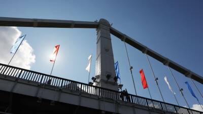 Мужчина забрался на верхушку конструкции Крымского моста в Москве