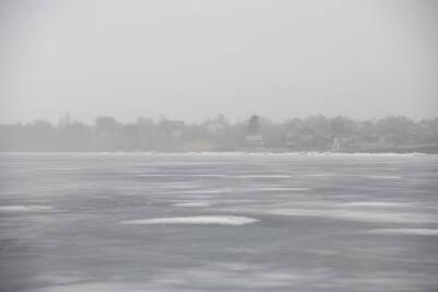 Астраханцев предупредили о небезопасной толщине льда на водоёмах