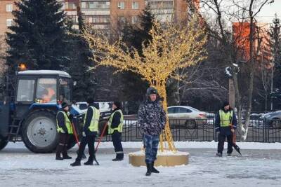 В Курске 20 заключенных вышли на уборку улиц от снега и мусора
