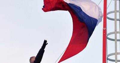 На первом серийном атомном ледоколе "Сибирь" подняли флаг России