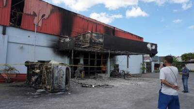 По меньшей мере 19 человек погибли при пожаре в караоке-баре в Индонезии