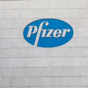 BioNTech и Pfizer начали испытания вакцины от Омикрона