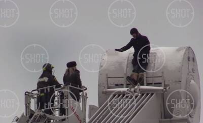 В Москве мужчина забрался на вершину сваи Крымского моста, кричит и угрожает навредить себе - Русская семерка