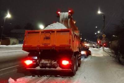 В Курске за последние сутки дороги освободили от 2 100 тонн снега