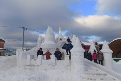 В Туме для детей построили снежный замок