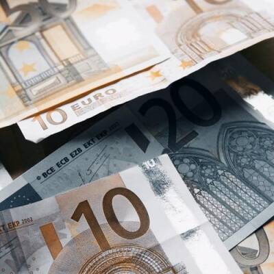 Правительство премьера Латвии «повесило» на каждого жителя 9000 евро долга