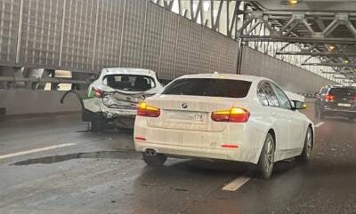 Видео: BMW врезалась в припаркованный посреди дороги на ЗСД каршеринг