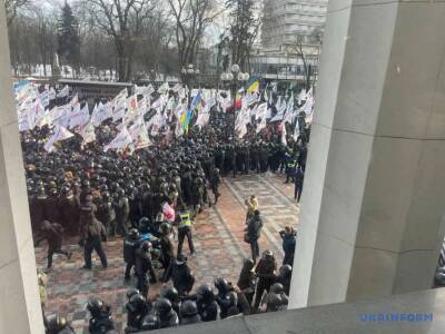 Протестующие прорвали полицейский кордон под Радой (ФОТО) - lenta.ua - Украина - Протесты