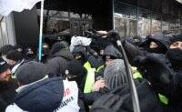 Протестующие ФОПы пошли на штурм Рады: полиция едва сдержала