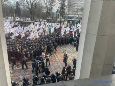 Участники «SaveФОП» штурмуют Раду, начались столкновения