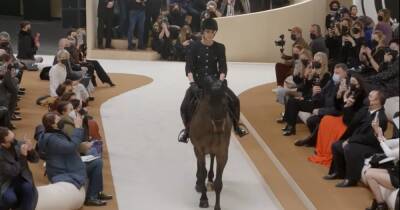 Принцесса Монако появилась верхом на лошади на кутюрном показе Chanel (видео)