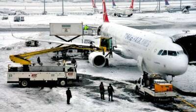 Украинцы не могут вылететь из Турции из-за снегопадов: куда им обращаться