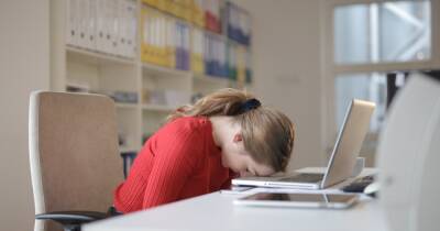 "Секундочку вздремну". Как микросон помогает организму снять стресс и чем он может быть опасен
