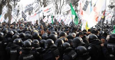 Протестующие ФОПы пытаются прорваться в Раду, происходят стычки с полицией (видео)