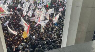 В Киеве протестующие у Верховной рады вступили в столкновения с полицией