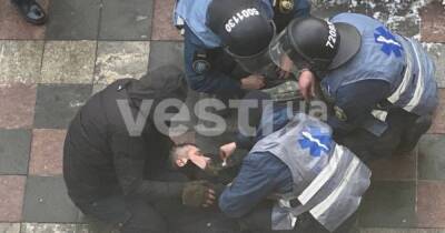 Протесты под зданием Рады: СМИ пишут, что один пострадавший "не подает признаков жизни" (видео)
