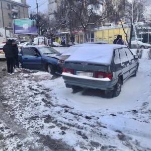 В Запорожье водитель ЗАЗа врезался в припаркованные автомобили. Фото