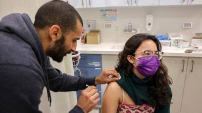 Больничные кассы: большинство израильтян не будут делать четвертую прививку