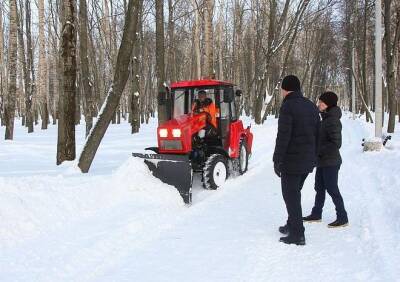 В Рязани продолжают расчищать от снега парки и скверы