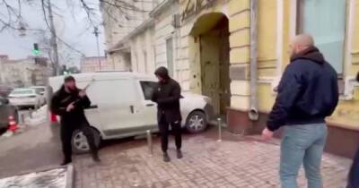 В Киеве возле главка СБУ инкассатор открыл огонь из автомата (ВИДЕО)
