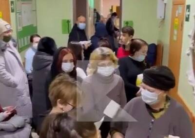 Рязанцы засняли огромную очередь в детской поликлинике