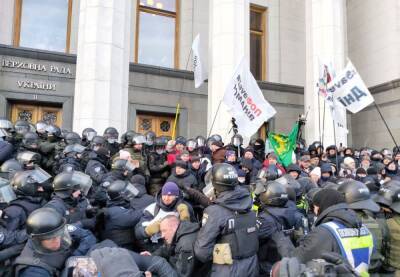 В Киеве тысячи протестующих пошли на штурм Рады
