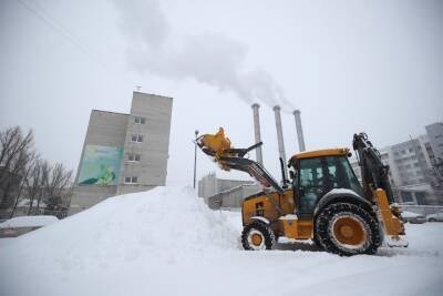 В Волгограде дорожники продолжают уборку улиц после снегопада