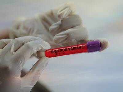 Роспотребнадзор: У вакцинированных и переболевших ковидом «омикрон» похож на обычный грипп