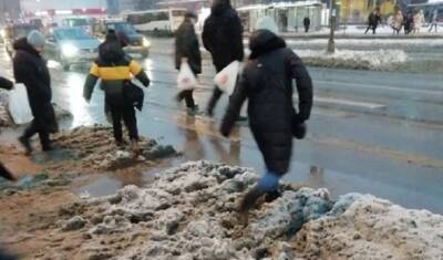 Снег и наледь в Петербурге препятствуют прогулкам с детьми в колясках