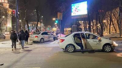 Два такси с пассажирами столкнулись на оживлённом перекрёстке в центре Воронежа