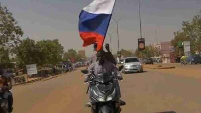 Российский флаг стал символом освобождения стран Африки от западного гнета