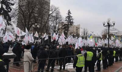 Один человек погиб и сто задержаны в ходе митинга предпринимателей в Украине