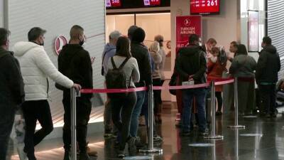 Сотни россиян застряли в заснеженном аэропорту Стамбула