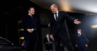 Президент Франции Макрон и канцлер Германии Шольц призвали Россию к деэскалации