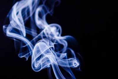 Ученые обнаружили способность Омикрона передаваться через сигаретный дым