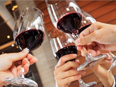 Можно ли пить по бокалу вина каждый день: врач рассказала, как это повлияет на организм