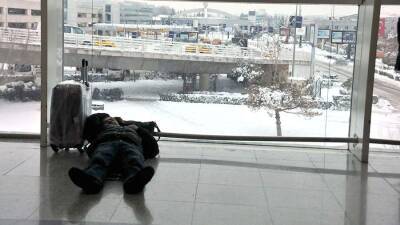 Россиянин рассказал о ситуации в заснеженном аэропорту Стамбула