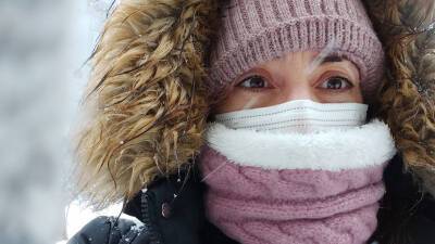 Иммунолог Логина назвала повышенную сухость тела симптомом аллергии на холод