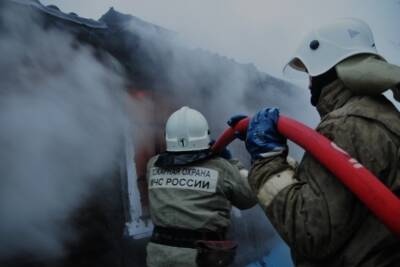 В МЧС устанавливают причину возгорания павильона в района Центрального рынка Томска