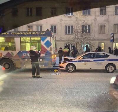Автомобиль полиции врезался в троллейбус на остановке в Новосибирске